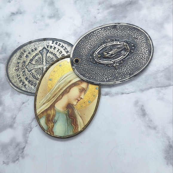 Vintage  Catholic Pendant Charm - Picture 2 of 6